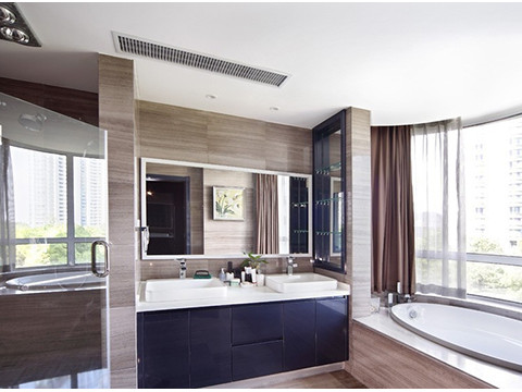 衛(wèi)生間 衛(wèi)生間采用與公共空間一樣的木紋石從墻面順勢鋪貼到地面，整個(gè)空間干凈利落，協(xié)調(diào)統(tǒng)一。黑色的烤漆板洗手臺(tái)盆恰到好處的點(diǎn)綴了空間。嵌入式的玻璃隔板和背板既人性化又增大了空間。